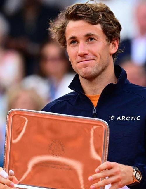 隐蔽骗术：揭秘“扑克牌背面药水标记”与特定偏光镜片的化学原理。（揭开隐匿牌骗：解读扑克牌背面“药水标记”与专用偏光镜的化学机理）